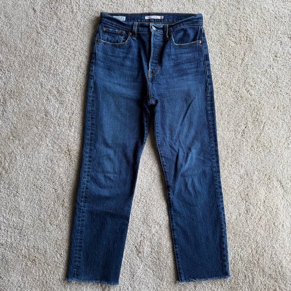 Levi’s Premium Wedgie Straight Jeans Size 26 Dark Wash Raw Hem - Picture 3 of 7